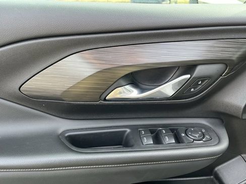 Used 2024 GMC Terrain SLE image 9