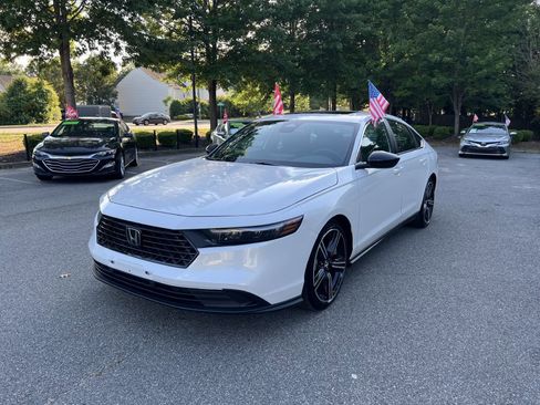 Used 2025 Honda Accord Sport image 1