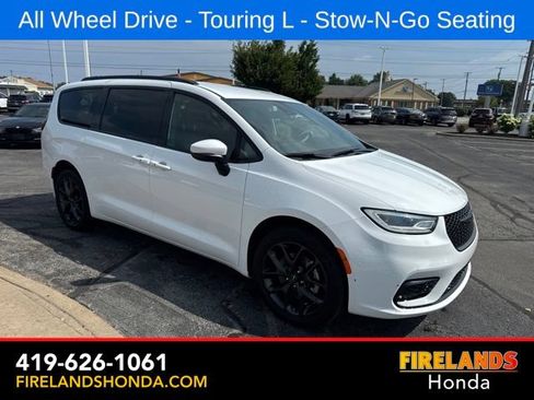 Used 2023 Chrysler Pacifica Touring-L w/ S Appearance Package AWD/4WD image 7