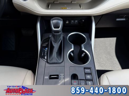 Used 2025 Toyota Highlander XLE AWD/4WD image 16
