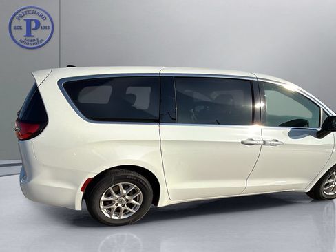 Used 2025 Chrysler Pacifica Select FWD image 11