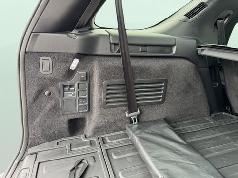 Used 2023 Land Rover Discovery S R-Dynamic image 32