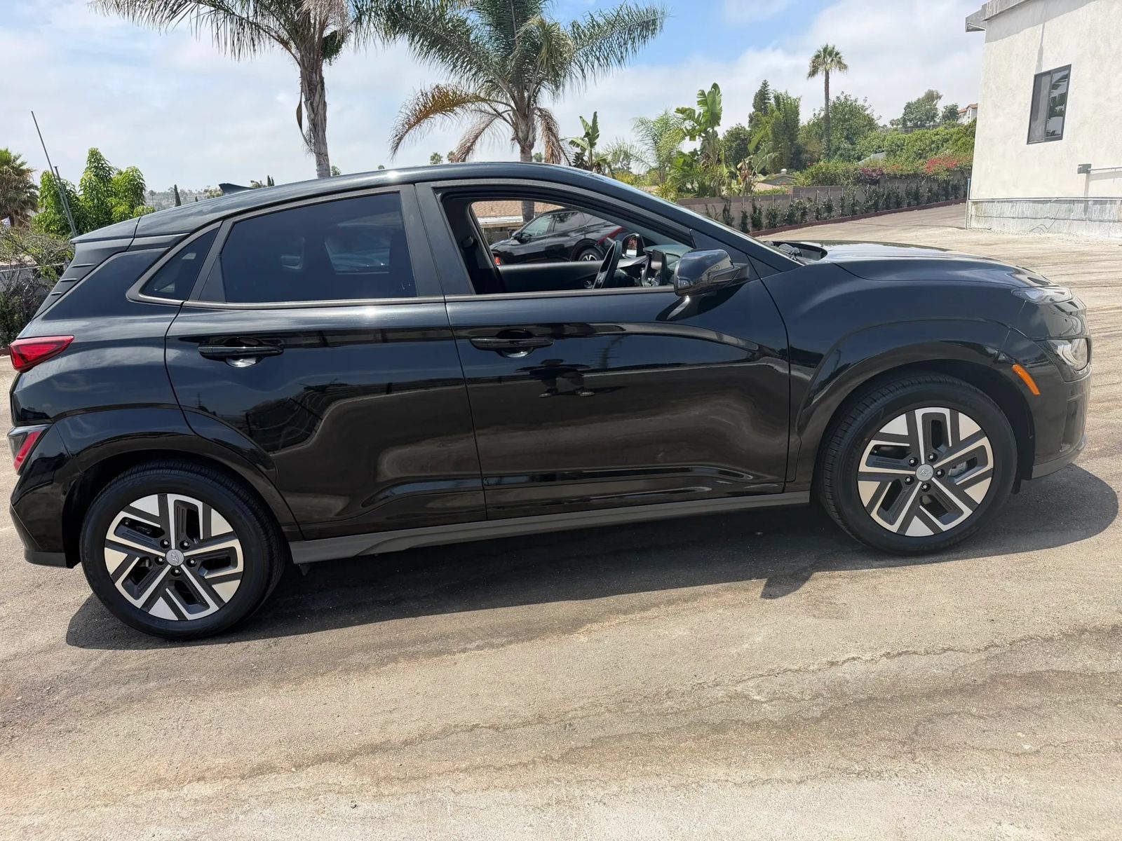 Used 2023 Hyundai Kona Limited FWD image 4