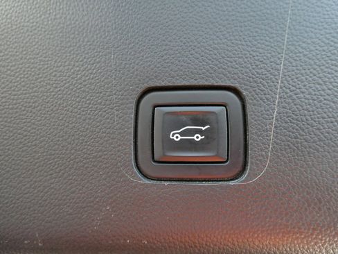 Used 2021 Chevrolet Traverse RS image 17