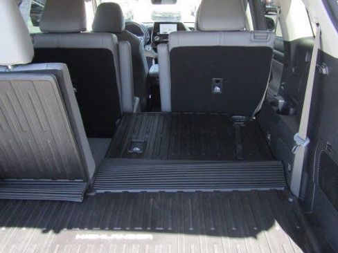 Used 2025 Toyota Highlander XLE AWD/4WD image 10