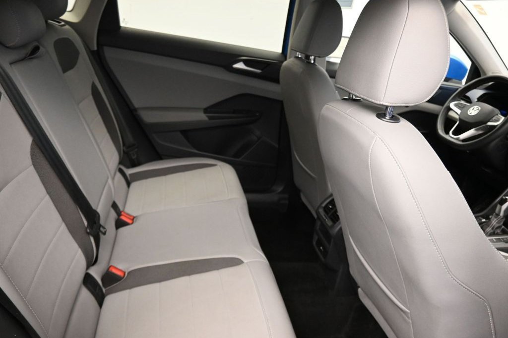 Used 2023 Volkswagen Taos SE w/ Panoramic Sunroof Package FWD image 33