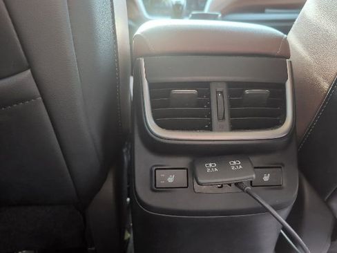 Used 2022 Subaru Outback Touring AWD/4WD image 11