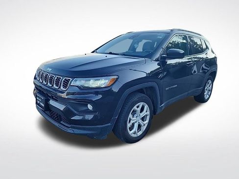 Used 2024 Jeep Compass Latitude AWD/4WD image 2