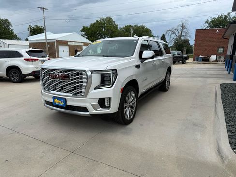 Used 2021 GMC Yukon XL Denali w/ Denali Premium Package AWD/4WD image 3