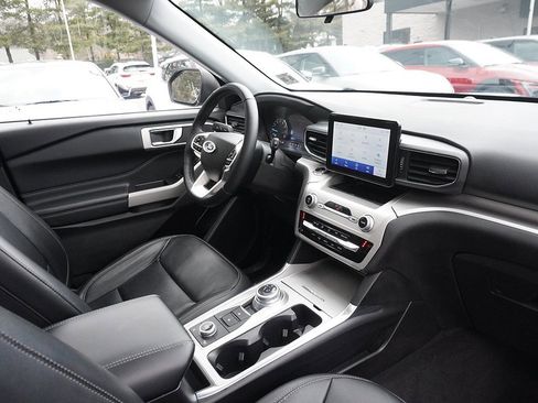 Used 2022 Ford Explorer XLT w/ Equipment Group 202A image 32