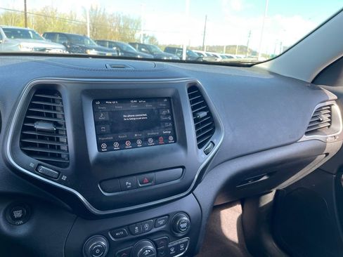 Used 2019 Jeep Cherokee Latitude Plus w/ Comfort/Convenience Group image 14