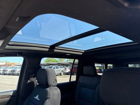 Used 2021 Chevrolet Suburban LT w/ LT Signature Package AWD/4WD image 10