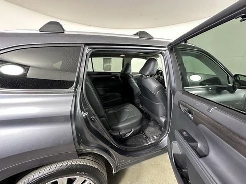 Used 2023 Toyota Highlander Platinum image 12