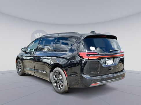 New 2026 Chrysler Pacifica Limited w/ S Appearance Package image 4