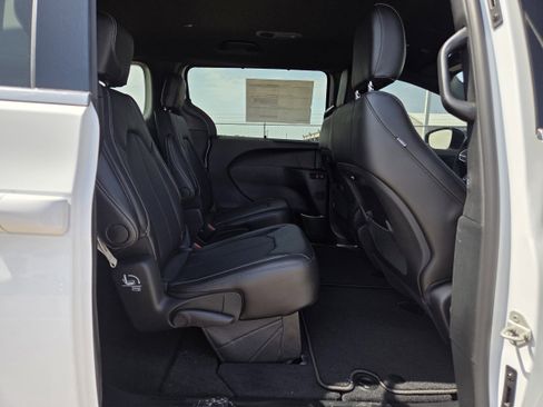 New 2026 Chrysler Pacifica Select FWD image 16