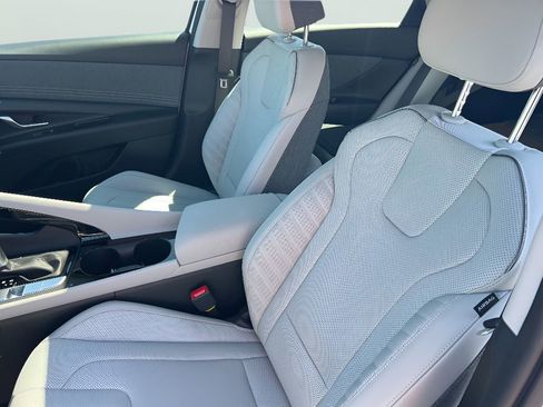 New 2026 Hyundai Elantra Limited FWD image 28