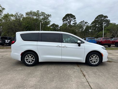 Certified 2023 Chrysler Pacifica Touring-L FWD image 2