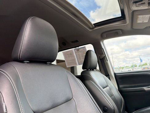 Used 2019 Toyota Sienna SE w/ SE Preferred Package FWD image 17