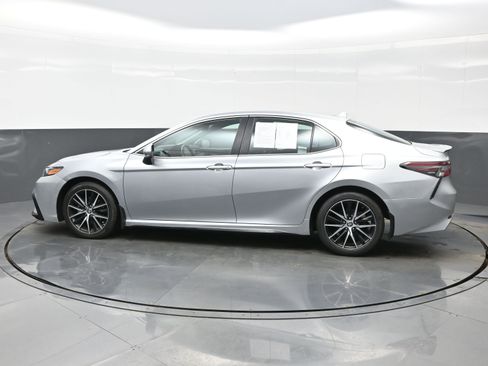 Used 2024 Toyota Camry SE image 3