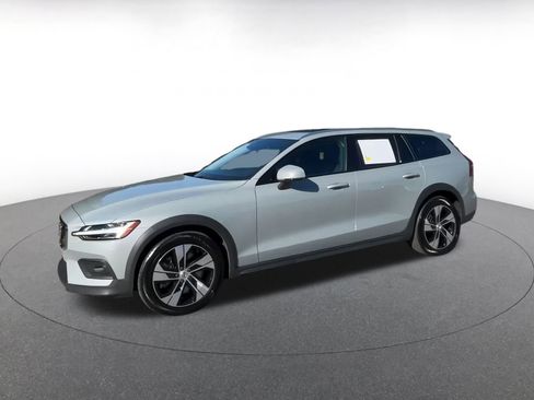 Used 2025 Volvo V60 B5 Cross Country Plus image 7
