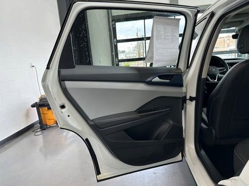 Certified 2024 Volkswagen Taos SE image 12