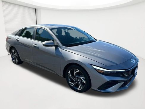 Certified 2024 Hyundai Elantra SEL w/ Convenience Package FWD image 3