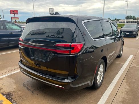 Used 2025 Chrysler Pacifica Select FWD image 4