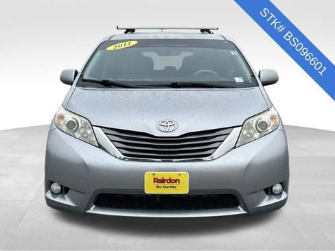 Used 2011 Toyota Sienna XLE image 2