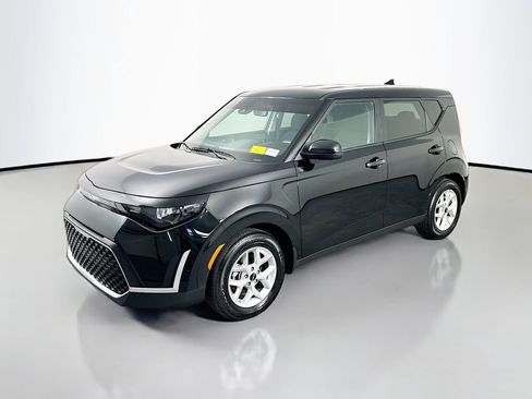 Used 2025 Kia Soul LX w/ LX Technology Package FWD image 3