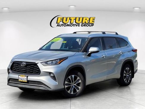 Used 2020 Toyota Highlander XLE AWD/4WD image 3