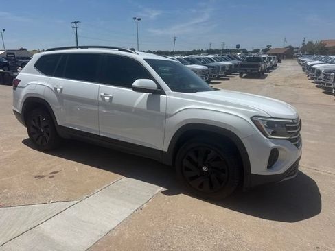 Used 2024 Volkswagen Atlas SE w/ Black Wheel Package FWD image 1