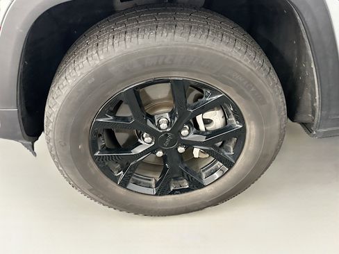 Used 2024 Jeep Grand Cherokee L Laredo image 11