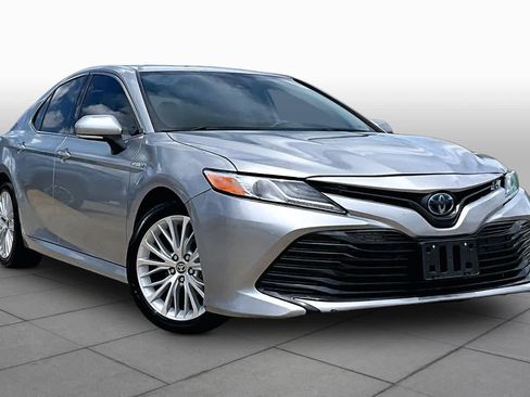 Used 2020 Toyota Camry XLE FWD image 3