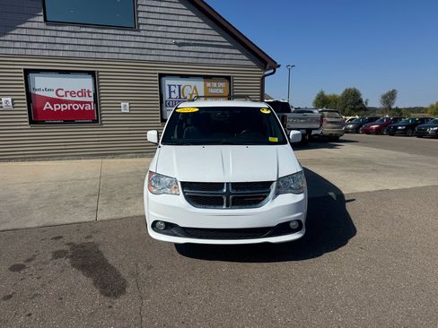Used 2017 Dodge Grand Caravan SXT image 2