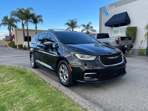 Used 2022 Chrysler Pacifica Limited image 3