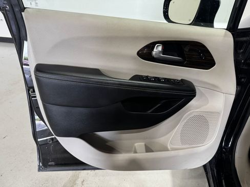 Used 2024 Chrysler Pacifica Limited FWD image 16