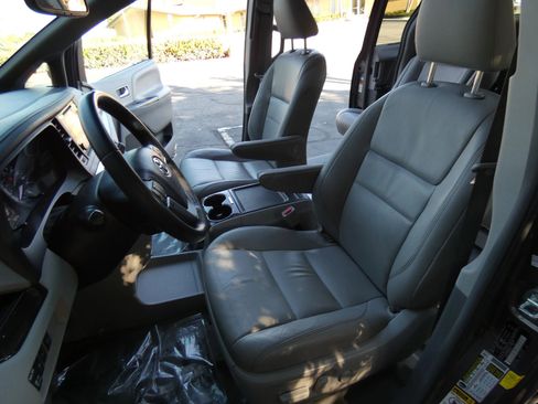 Used 2017 Toyota Sienna XLE image 59