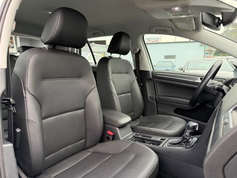 Used 2019 Volkswagen e-Golf SEL Premium image 33