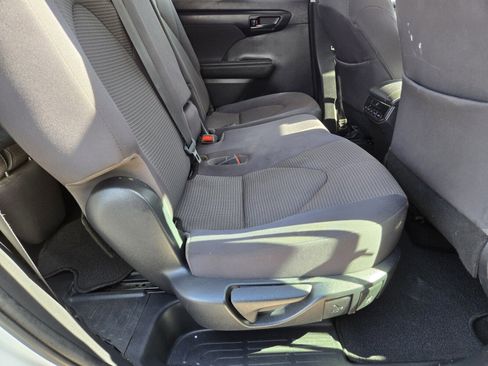 Used 2020 Toyota Highlander LE FWD image 11