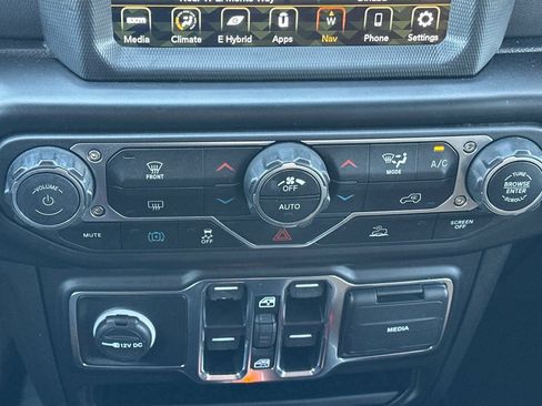 Used 2022 Jeep Wrangler Unlimited Sahara AWD/4WD image 27