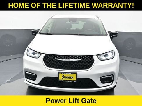 Used 2024 Chrysler Pacifica Touring-L image 9