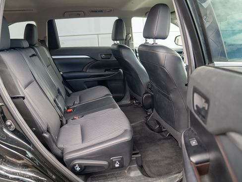 Used 2014 Toyota Highlander Plus FWD image 24
