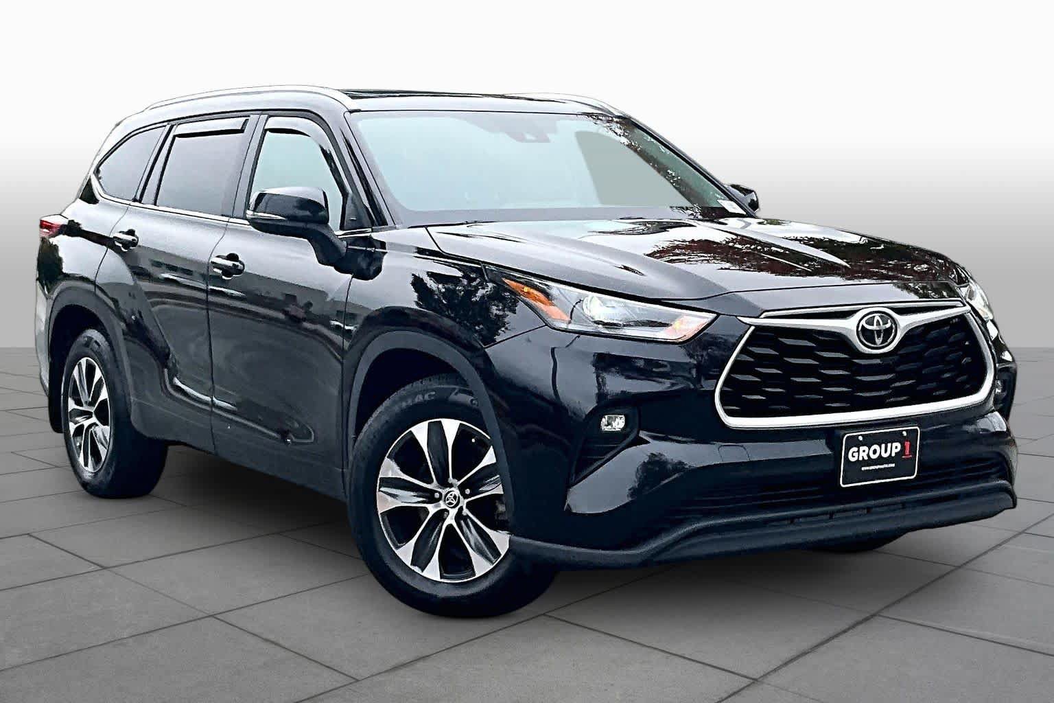 Used 2021 Toyota Highlander XLE AWD/4WD image 3