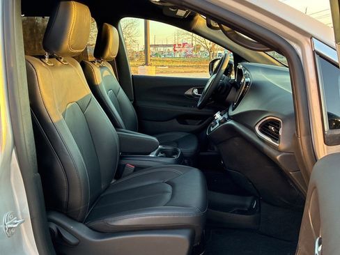 Used 2026 Chrysler Pacifica Select image 20