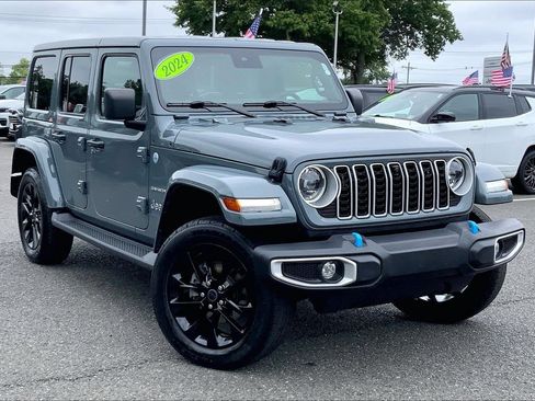 Used 2024 Jeep Wrangler Unlimited Sahara w/ Technology Group AWD/4WD image 2