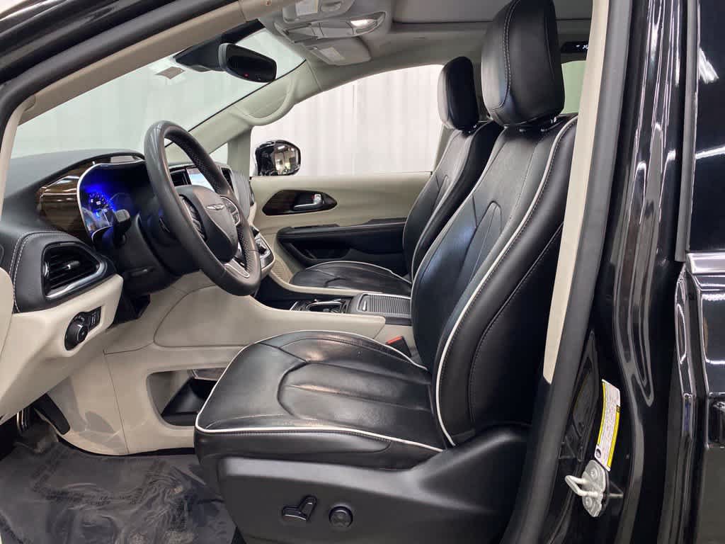 Used 2023 Chrysler Pacifica Limited FWD image 13