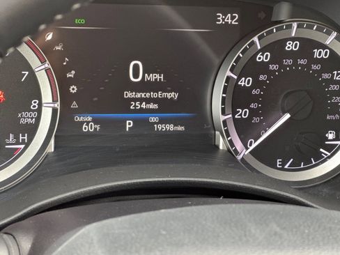 Used 2025 Toyota Highlander LE FWD image 22