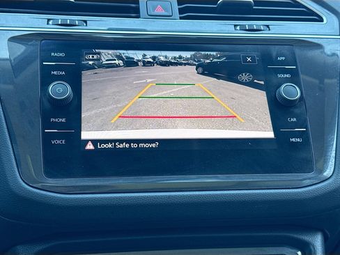 Used 2021 Volkswagen Tiguan SE w/ Panoramic Sunroof Package image 31