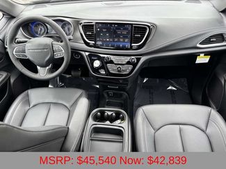 New 2027 Chrysler Pacifica Select FWD video 2