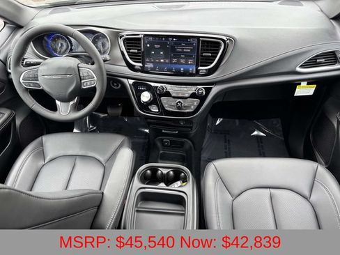 New 2027 Chrysler Pacifica Select FWD image 2